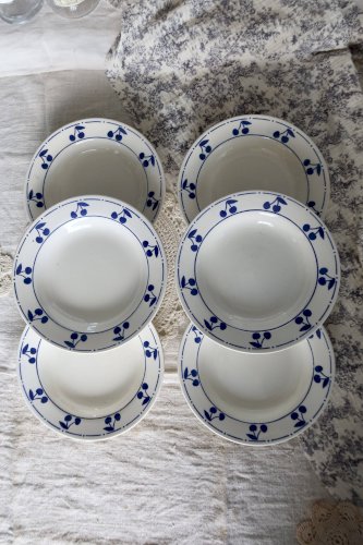 6 assiettes creuses vintage faïence blanche - Décor cerises bleues