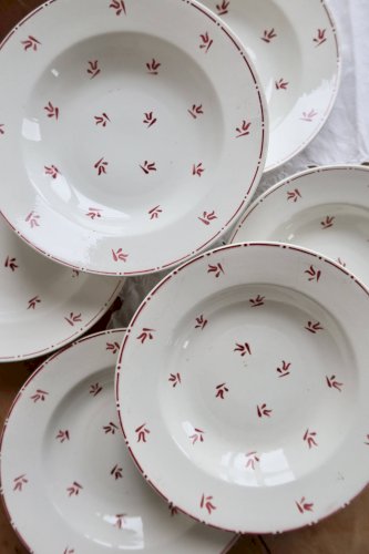 6 assiettes creuses vintage faïence blanches à motifs rouges