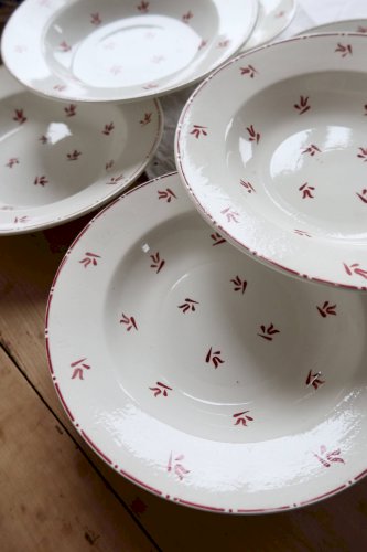 6 assiettes creuses vintage faïence blanches à motifs rouges