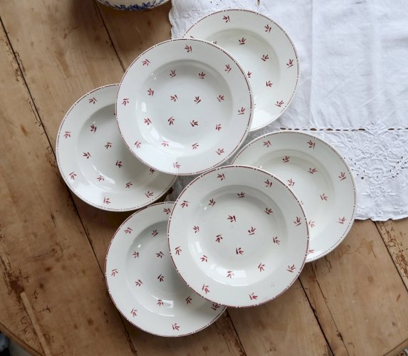 6 assiettes creuses vintage faïence blanches à motifs rouges