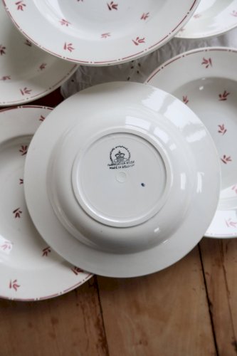 6 assiettes creuses vintage faïence blanches à motifs rouges