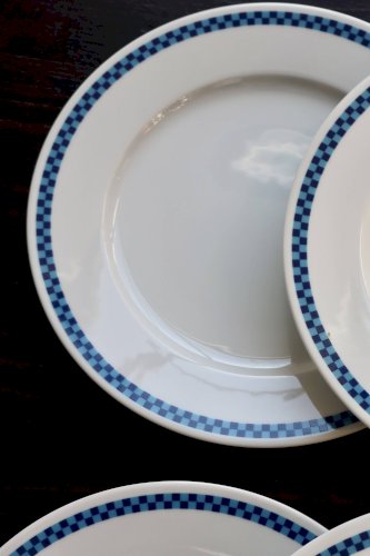 6 assiettes Lustucru vintage en porcelaine motif damier bleu