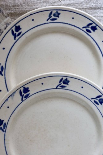 6 assiettes plates anciennes en faïence à décor de tulipes bleues