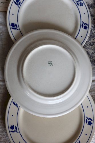 6 assiettes plates anciennes en faïence à décor de tulipes bleues