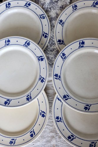 6 assiettes plates anciennes en faïence à décor de tulipes bleues