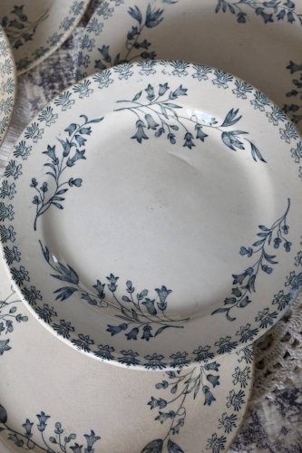 6 assiettes plates anciennes terre de fer ivoire et bleue - Manufacture de
