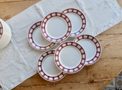 6 assiettes plates Badonviller terre de fer décor rouge géométrique