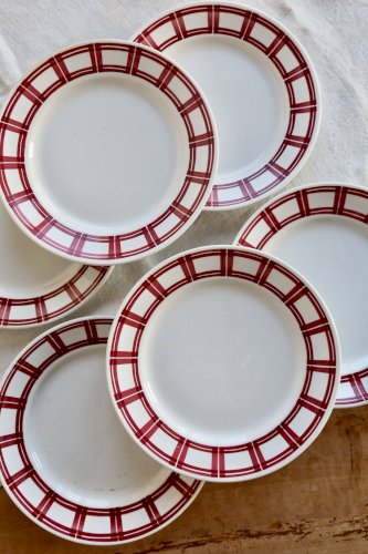 6 assiettes plates Badonviller terre de fer décor rouge géométrique