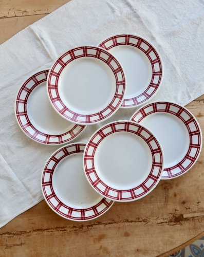 6 assiettes plates Badonviller terre de fer décor rouge géométrique