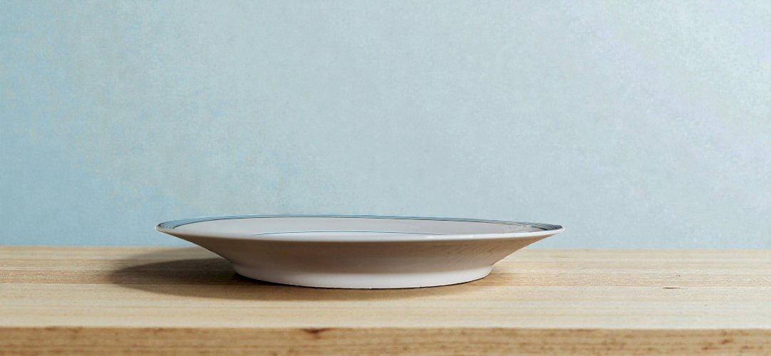 6 assiettes plates en porcelaine de Paris