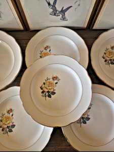 6 assiettes plates Gien Gardanne, roses couleur jaune, liserés dorés