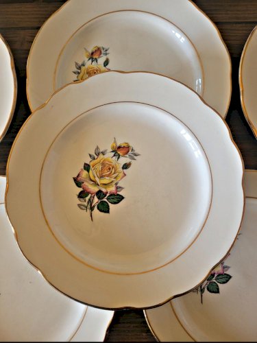 6 assiettes plates Gien Gardanne, roses couleur jaune, liserés dorés