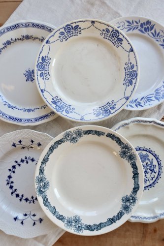 6 assiettes plates vintage dépareillées en terre de fer bleue et blanche