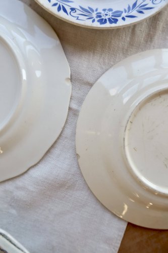 6 assiettes plates vintage dépareillées en terre de fer bleue et blanche