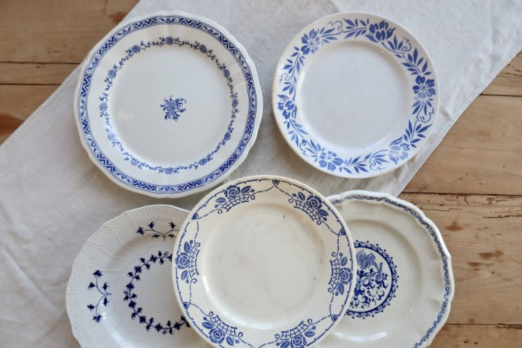 6 assiettes plates vintage dépareillées en terre de fer bleue et blanche