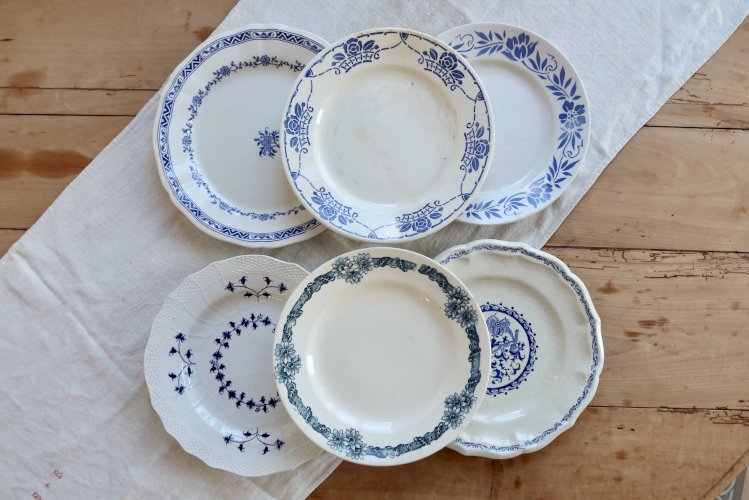 6 assiettes plates vintage dépareillées en terre de fer bleue et blanche