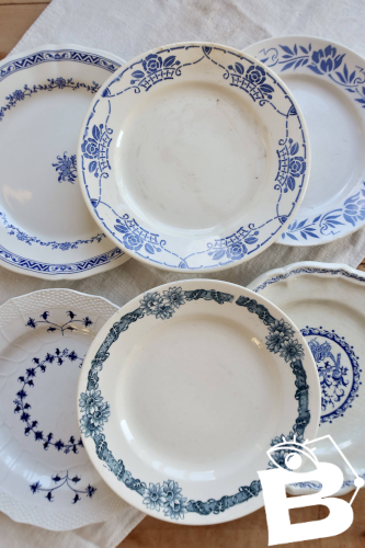 6 assiettes plates vintage dépareillées en terre de fer bleue et blanche