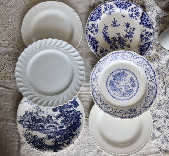 6 assiettes plates vintage dépareillées porcelaine bleue et blanche - Lot r