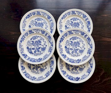 6 assiettes plates vintage en porcelaine blanche motif fleuri bleu