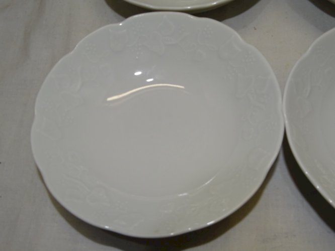 - 6 COUPELLES PORCELAINE LIMOGES THARAUD FEUILLES GRAPPES RAISIN en EPAISSEUR  D