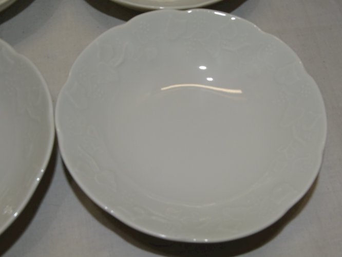 - 6 COUPELLES PORCELAINE LIMOGES THARAUD FEUILLES GRAPPES RAISIN en EPAISSEUR  D
