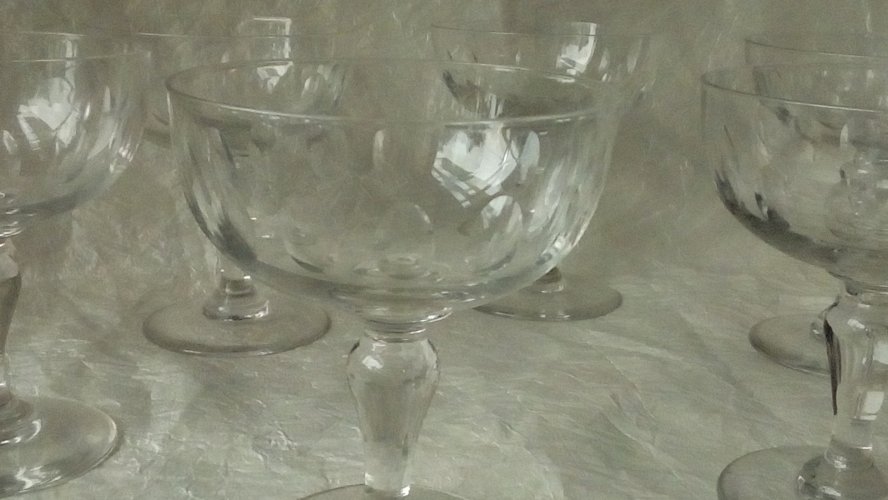 6 COUPES A CHAMPAGNE EN VERRE ANCIEN A FACETTES*