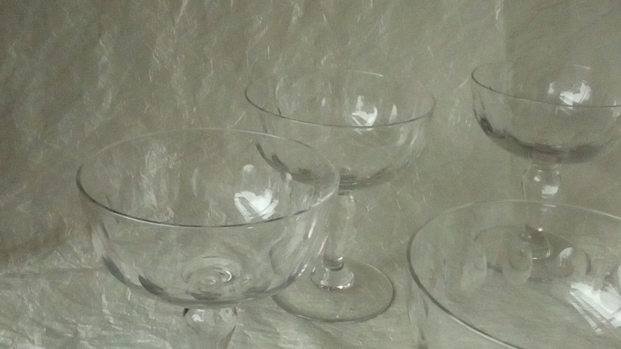 6 COUPES A CHAMPAGNE EN VERRE ANCIEN A FACETTES*
