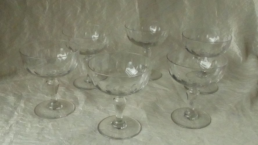 6 COUPES A CHAMPAGNE EN VERRE ANCIEN A FACETTES*