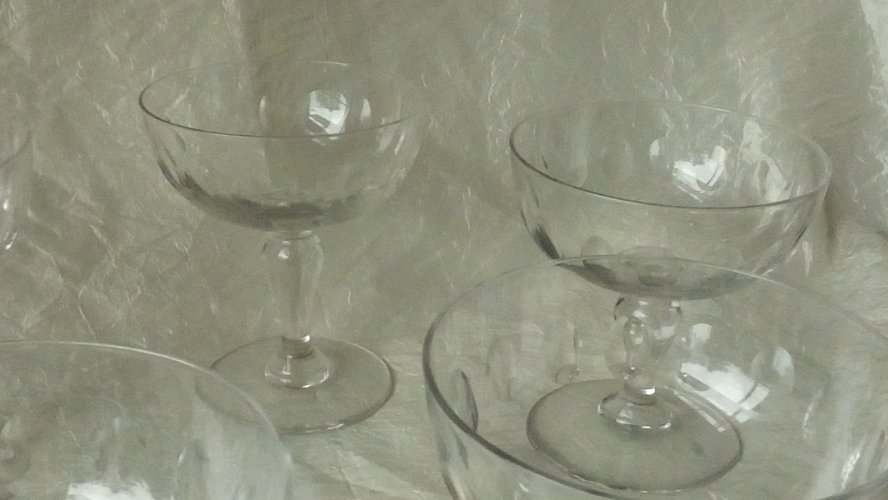 6 COUPES A CHAMPAGNE EN VERRE ANCIEN A FACETTES*