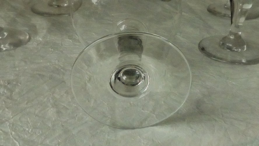 6 COUPES A CHAMPAGNE EN VERRE ANCIEN A FACETTES*