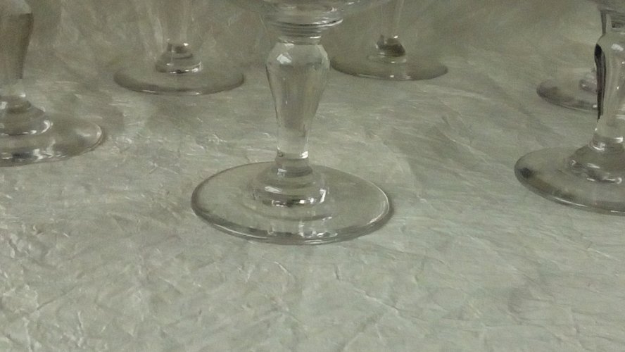 6 COUPES A CHAMPAGNE EN VERRE ANCIEN A FACETTES*