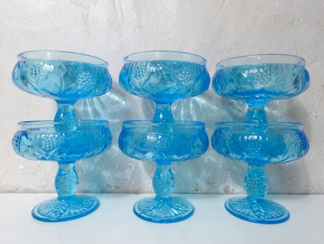 6 coupes à dessert en verre pressé bleu Portieux vintage France