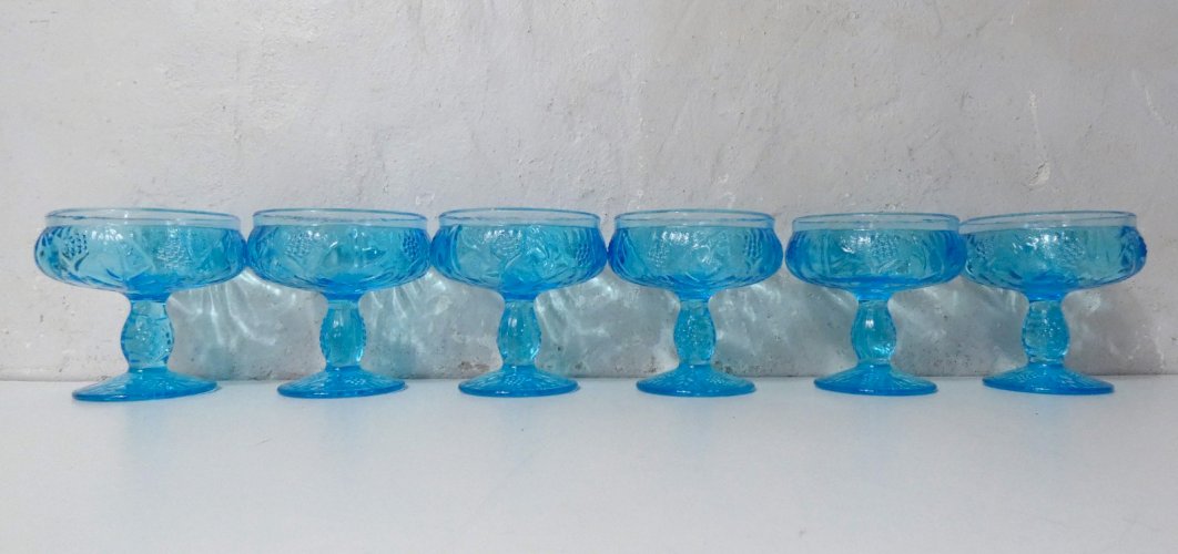 6 coupes à dessert en verre pressé bleu Portieux vintage France