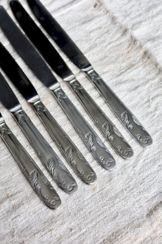 6 couteaux anciens en inox - Décor feuillage