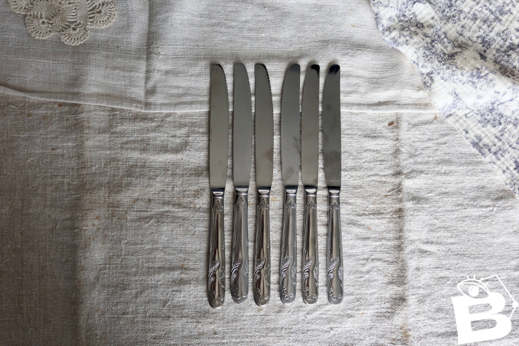 6 couteaux anciens en inox - Décor feuillage