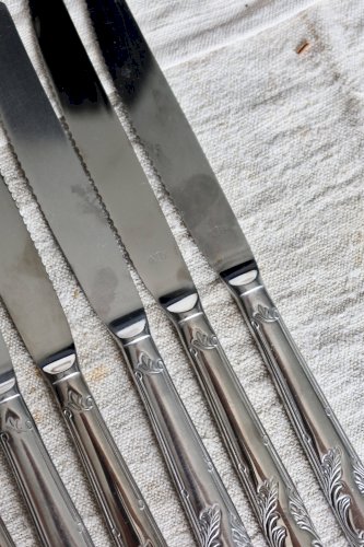 6 couteaux anciens en inox - Décor feuillage