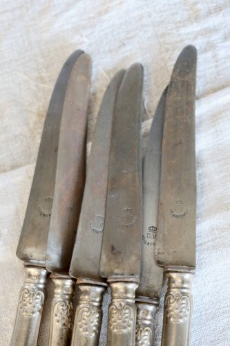 6 couteaux anciens en métal, manches décorés à cartouches et rinceaux