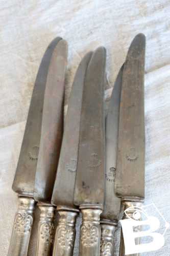 6 couteaux anciens en métal, manches décorés à cartouches et rinceaux