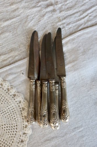6 couteaux anciens en métal, manches décorés à cartouches et rinceaux