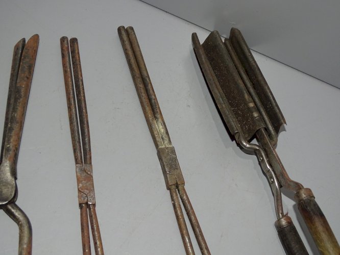 - 6 FERS A FRISER GAUFRER ANCIENS OUTILS de COIFFEUR COLLECTION DECO VITRINE   D
