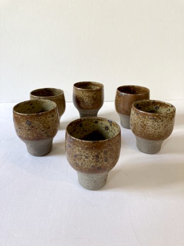 6 gobelets / mugs en grès émaillé moucheté