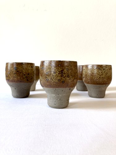 6 gobelets / mugs en grès émaillé moucheté