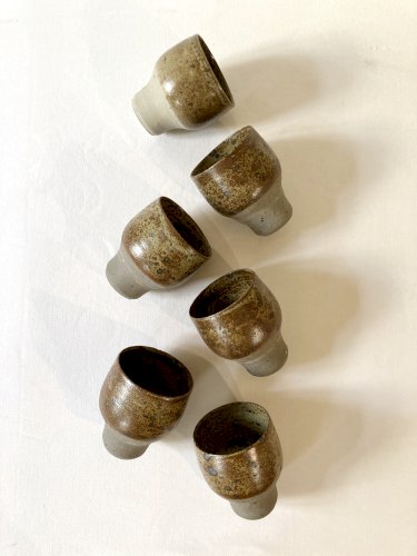 6 gobelets / mugs en grès émaillé moucheté