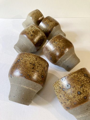6 gobelets / mugs en grès émaillé moucheté