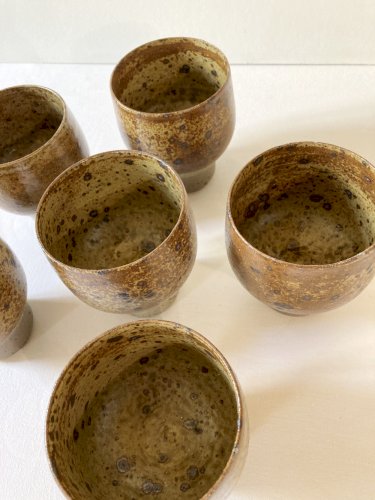 6 gobelets / mugs en grès émaillé moucheté