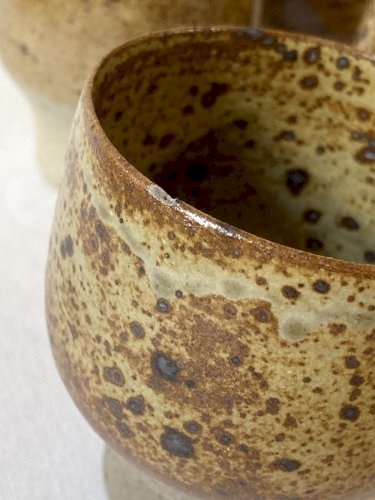 6 gobelets / mugs en grès émaillé moucheté