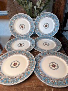 6 grandes assiettes plates Wedgwood modèle Florentine
