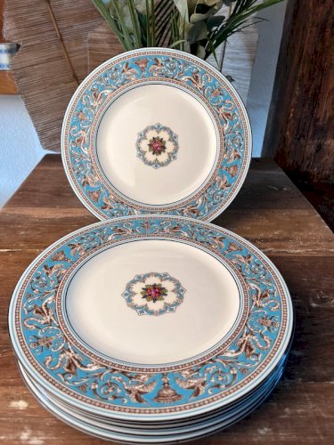6 grandes assiettes plates Wedgwood modèle Florentine