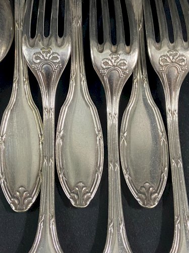 6 grandes cuillères 6 fourchettes de table en métal argenté de style Louis XVI