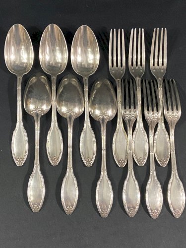 6 grandes cuillères 6 fourchettes de table en métal argenté de style Louis XVI